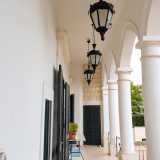 ...ci conduce alla loggia sul cui soffitto pendono delle lanterne scure